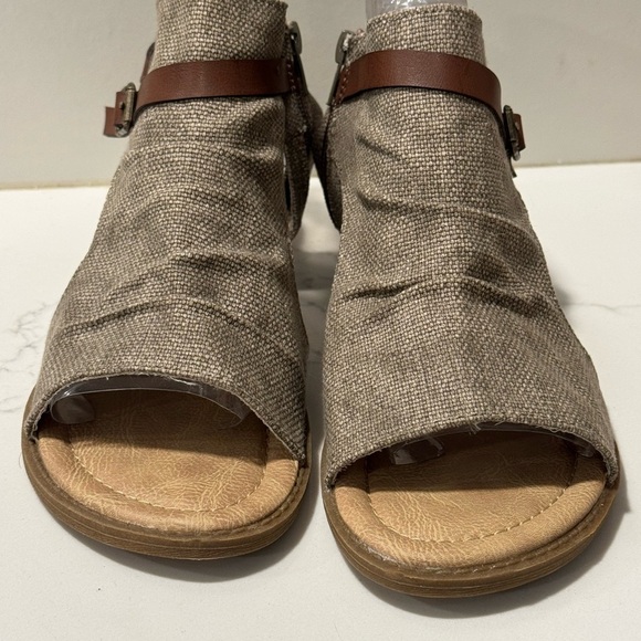 Women's Tan Sandals - Picture 5 of 11